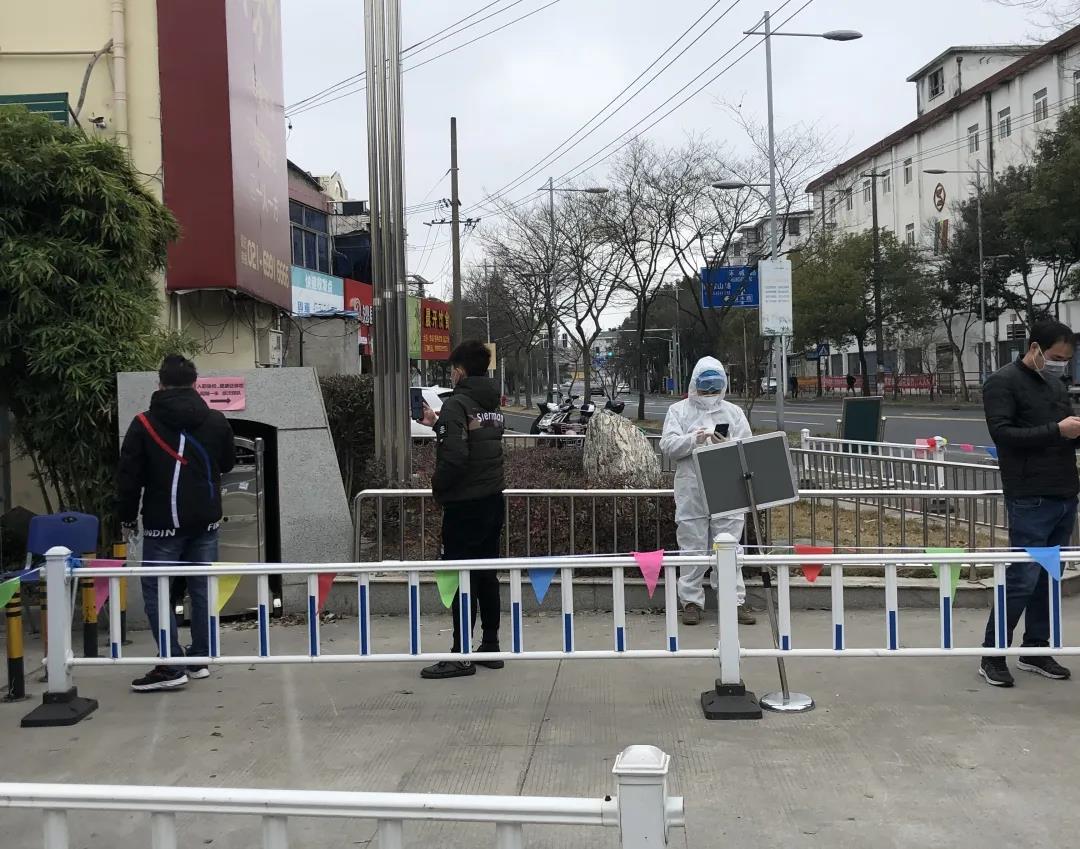 3月9日，嘉定区副区长王浩等一行来嘉华走访了解疫情管控及复工开诊情况！